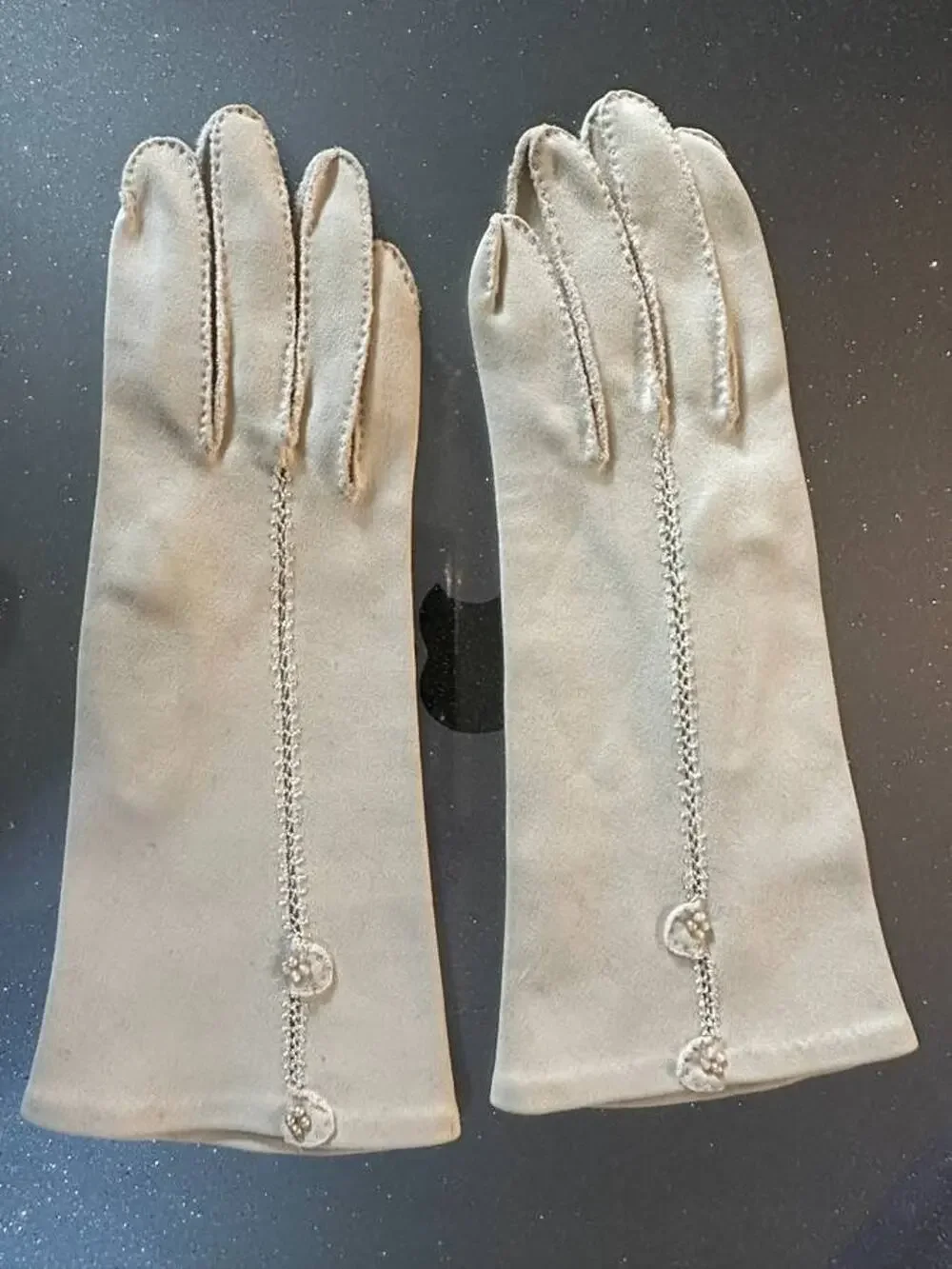 Vintage Grandoe Ladies Gloves w/ Small Pearls - size 6 1/2